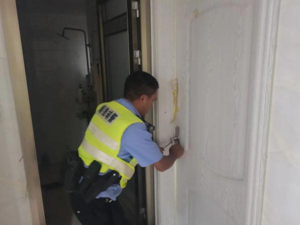 男童被独自锁在屋内，“教科书式”报警成功自救！