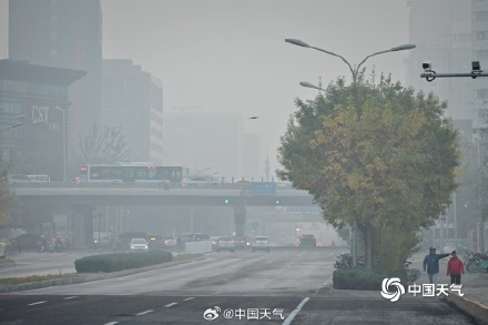 今日霜降北京天空朦胧 局地能见度不足500米