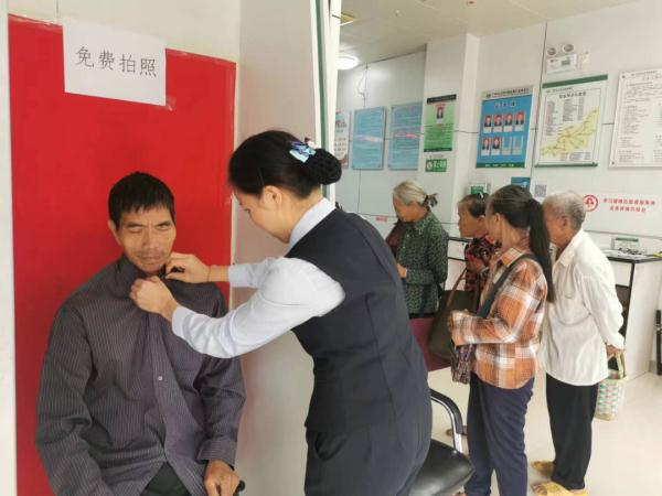 银行网点变成老人照相馆，这是咋回事？