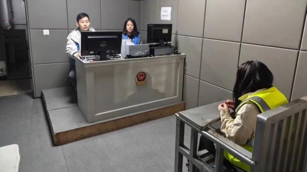 这剧情太炸裂!上海27岁男子恋上好友51岁的亲妈... 这剧情太炸裂!上海27岁男子恋上好友51岁的亲妈...