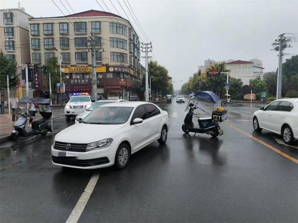 漯河：外卖小哥被撞伤，因这一个行为，负全责！