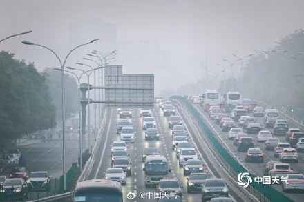 今日霜降北京天空朦胧 局地能见度不足500米