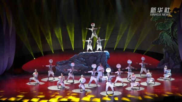 国风满满 中国传统杂技玩出新“花活”