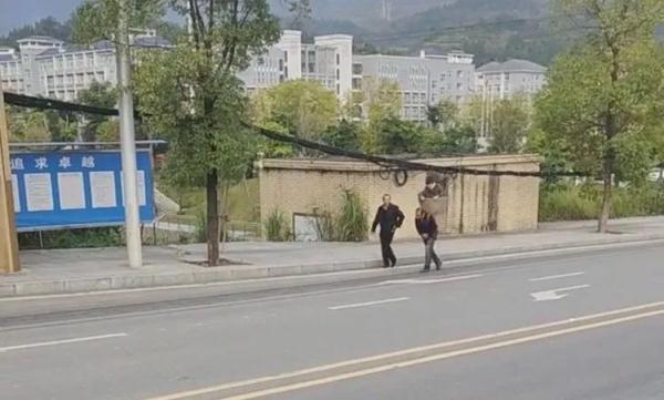 令人动容！怕母亲晕车，重庆两兄弟轮流用背篼背母亲去医院