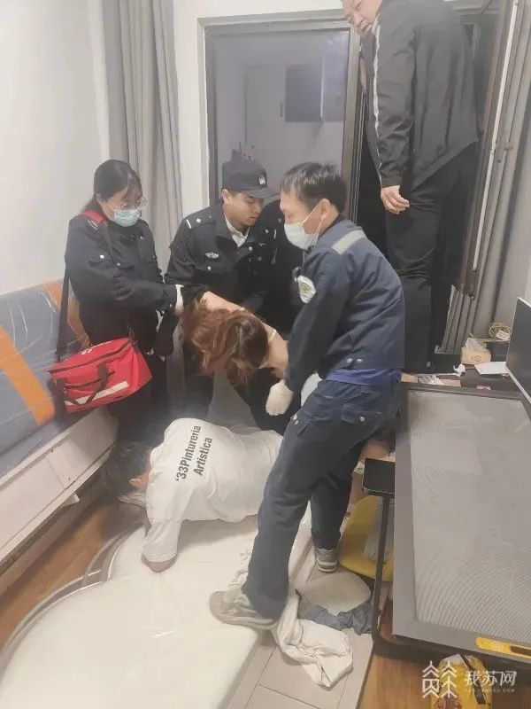 镇江这里一女子欲跳楼轻生，关键时刻……