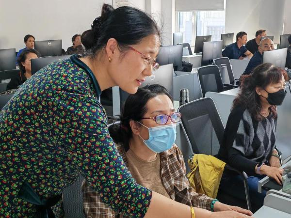 “银发族”在老年大学拥抱科技生活