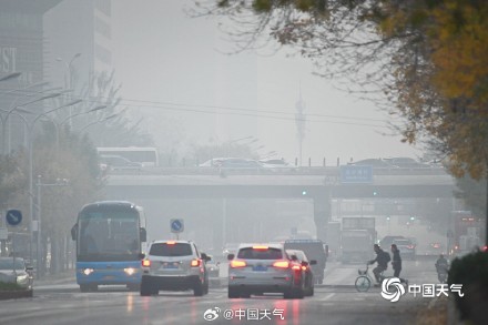 今日霜降北京天空朦胧 局地能见度不足500米