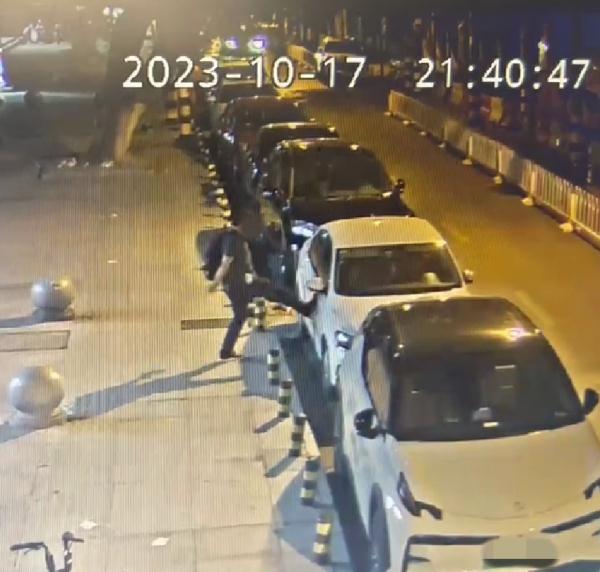 醉酒男子路边“耍酒疯” 清醒之后悔不当初