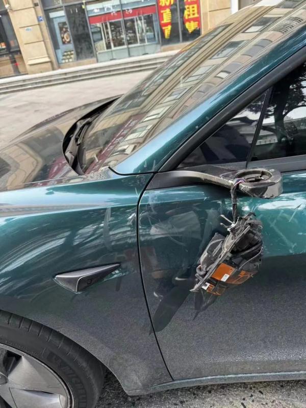 醉酒男子路边“耍酒疯” 清醒之后悔不当初