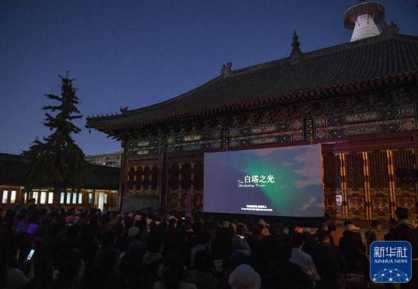 《白塔之光》点亮北京白塔寺