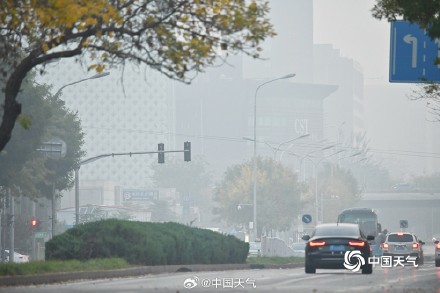 今日霜降北京天空朦胧 局地能见度不足500米
