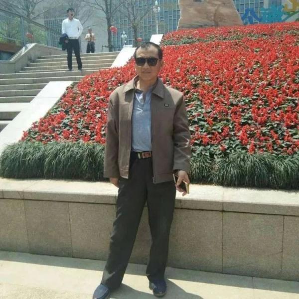 令人动容！怕母亲晕车，重庆两兄弟轮流用背篼背母亲去医院