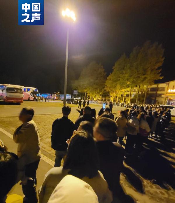 数千游客滞留四川米仓山，景区“超载”如何避免？