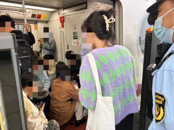 上海地铁“板凳族”回潮,为何劝阻无效? 上海地铁“板凳族”回潮,为何劝阻无效?