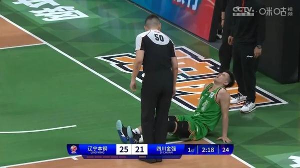 赵继伟伤退! 赵继伟伤退!