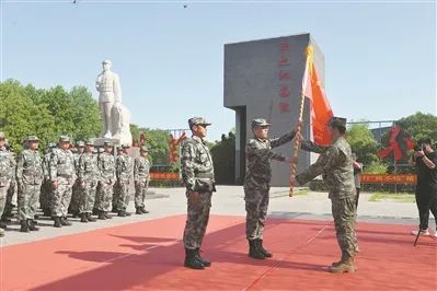 接过先辈的枪 扛起英雄的旗