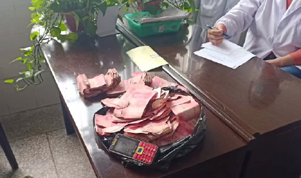 老汉腰绑近10万元睡在桥洞下,在外流浪20多年终归家 老汉腰绑近10万元睡在桥洞下,在外流浪20多年终归家