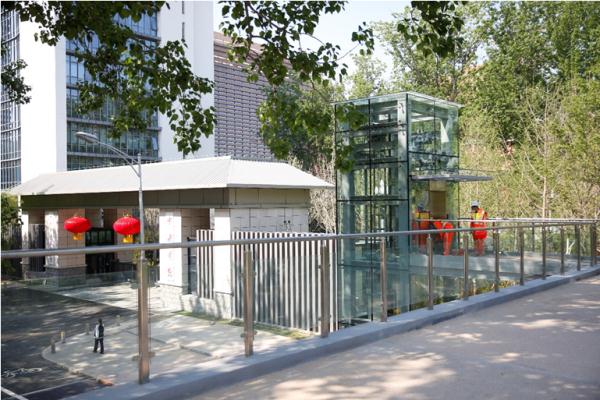 全国首创！北京人行过街天桥增加导向标线