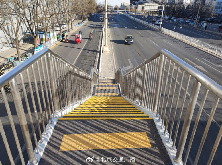 全国首创！北京人行过街天桥增加导向标线