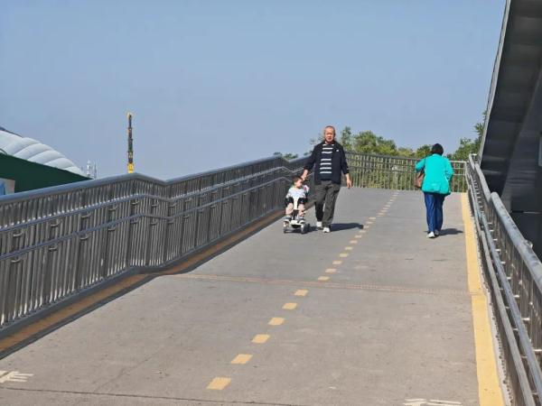 全国首创！北京人行过街天桥增加导向标线