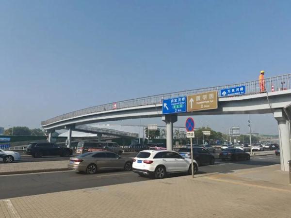 全国首创！北京人行过街天桥增加导向标线