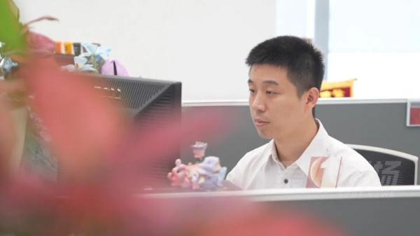 深圳90后上班族获雨果奖，网友评论亮了！