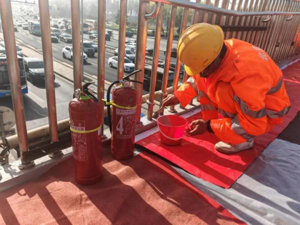 全国首创！北京人行过街天桥增加导向标线