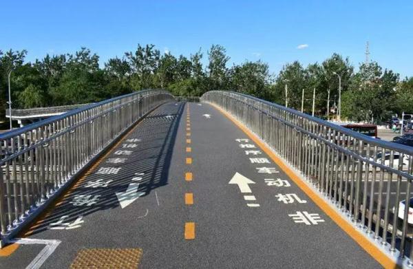 全国首创！北京人行过街天桥增加导向标线