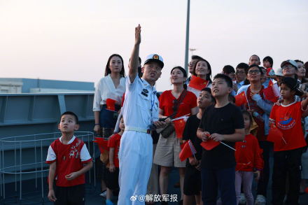 中国海军第44批护航编队访问卡塔尔