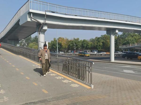 全国首创！北京人行过街天桥增加导向标线