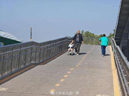 全国首创！北京人行过街天桥增加导向标线