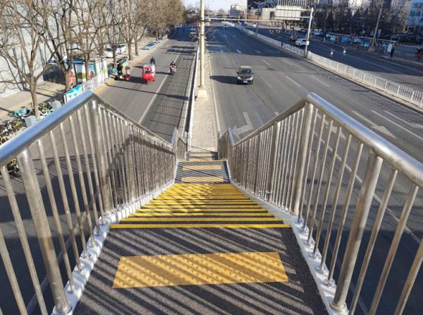 全国首创！北京人行过街天桥增加导向标线