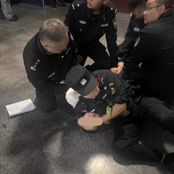 7秒，夺刀救人！