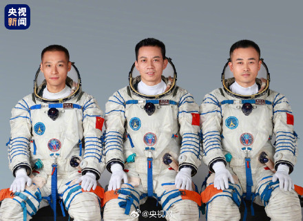 最年轻乘组！神十七航天员合影