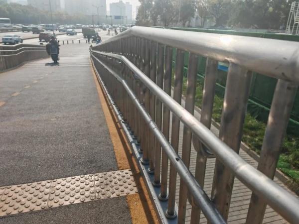 全国首创！北京人行过街天桥增加导向标线