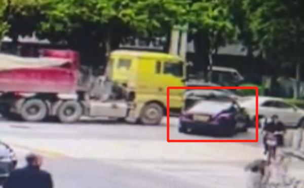 广州一劳斯莱斯撞上大货车,判责引热议 广州一劳斯莱斯撞上大货车,判责引热议