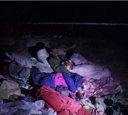 老汉腰绑近10万元睡在桥洞下,在外流浪20多年终归家 老汉腰绑近10万元睡在桥洞下,在外流浪20多年终归家