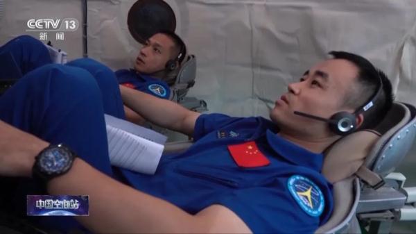 汤洪波:刚回地球,又要出差 汤洪波:刚回地球,又要出差