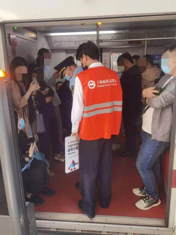 上海地铁“板凳族”回潮,为何劝阻无效? 上海地铁“板凳族”回潮,为何劝阻无效?
