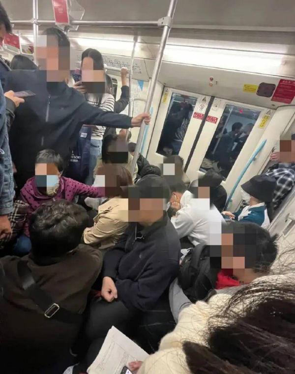 上海地铁“板凳族”回潮,为何劝阻无效? 上海地铁“板凳族”回潮,为何劝阻无效?