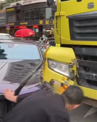 广州一劳斯莱斯撞上大货车,判责引热议 广州一劳斯莱斯撞上大货车,判责引热议
