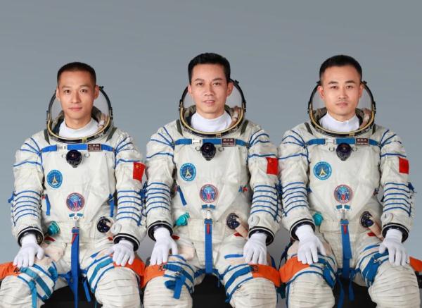 赞！神舟十七号宇航服上标识出自川美学生之手→