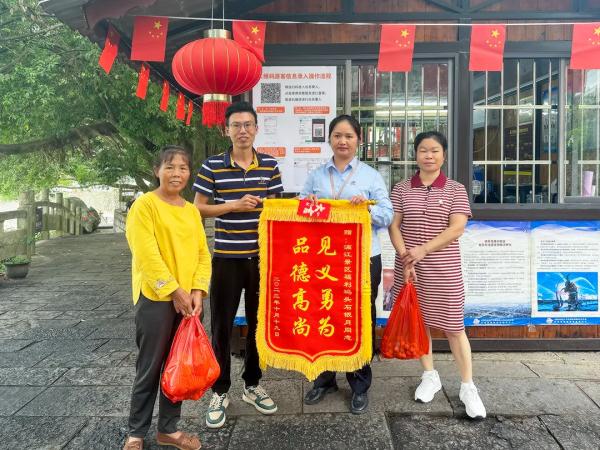 一跳救了一条命！这个广西妹子真勇敢