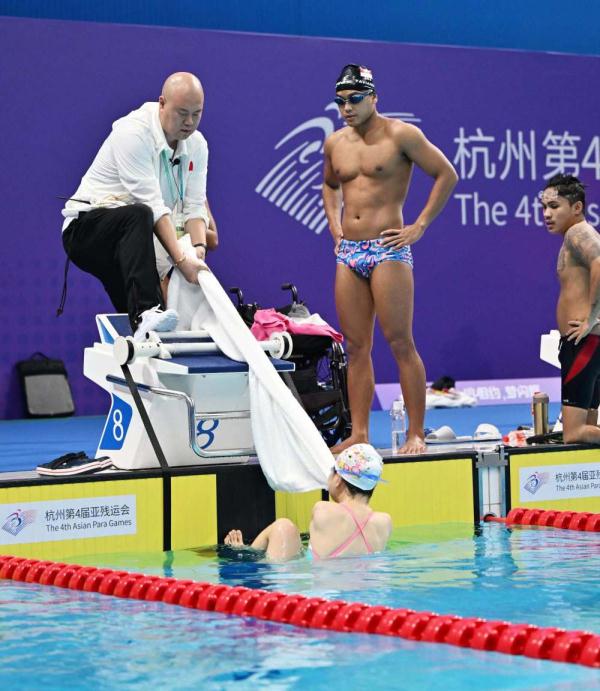 杭州亚残运会 | “无臂美人鱼”卢冬：是残奥冠军，也是斜杠青年