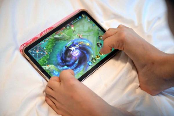 杭州亚残运会 | “无臂美人鱼”卢冬：是残奥冠军，也是斜杠青年