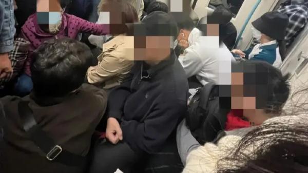 没座也要“创造”座?上海地铁“板凳族”回潮,1个月发生76起!官方回应 没座也要“创造”座?上海地铁“板凳族”回潮,1个月发生76起!官方回应