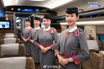 列车乘务员换秋季制服