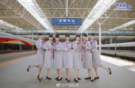 列车乘务员换秋季制服