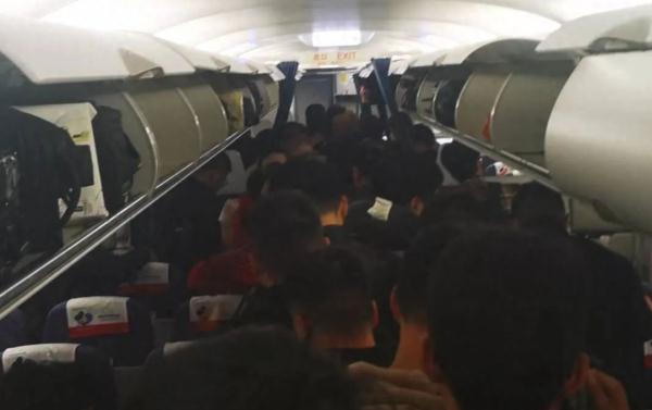 飞往北京的这个航班突遭鸟击!紧急返航! 飞往北京的这个航班突遭鸟击!紧急返航!