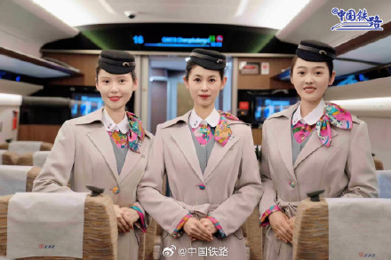 列车乘务员换秋季制服